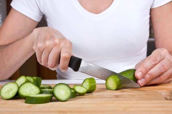 Cut cucumbers into slices to grow cucumbers from cuttings